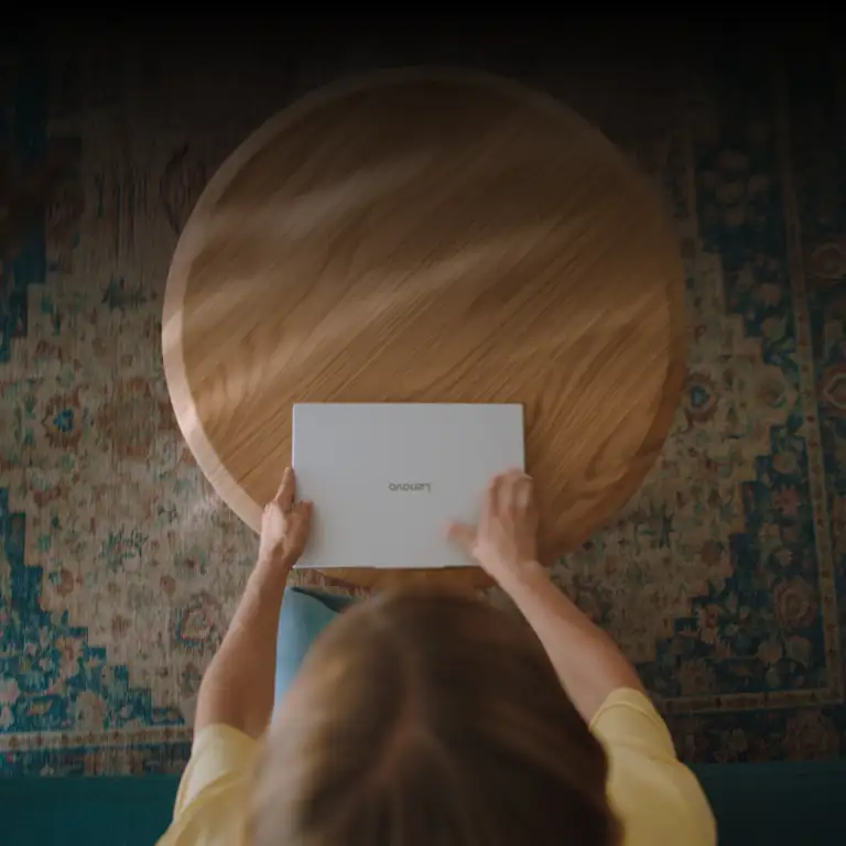 Video die draait om verschillende mensen die een Chromebook gebruiken. De video eindigt met een Chromebook Plus-apparaat dat naar voren is gericht.