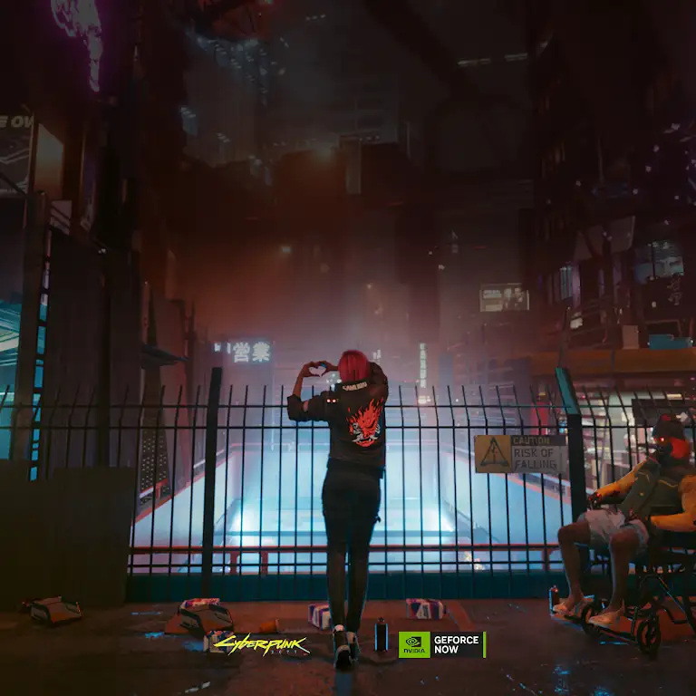 Video met gameplay van Cyberpunk 2077, beschikbaar via GeForce NOW op een Chromebook Plus-laptop.